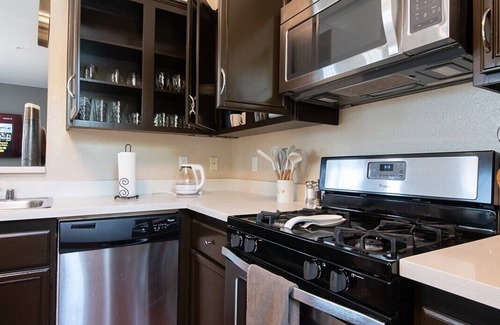 Valencia Apartamento | This apartment is a 2 bedroom(s), 2 bathrooms, located in Santa Clarita, CA.