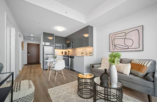 Kitchener Apartamento | Modern Suite with City Views