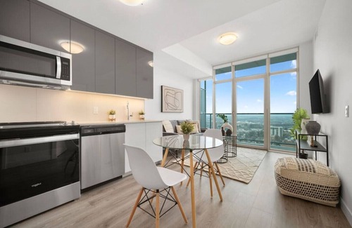 Kitchener Apartamento | Modern Suite with City Views