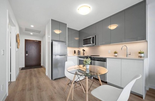Kitchener Apartamento | Modern Suite with City Views