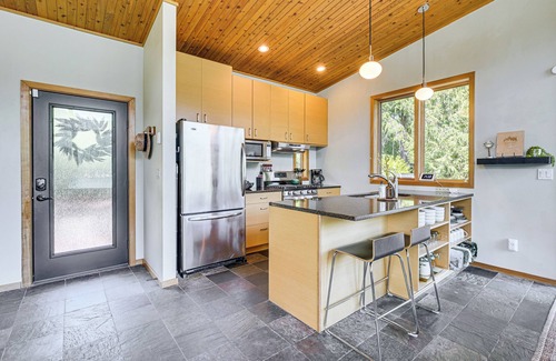 Olympia Casa | Modern Summit Lake Escape - Spacious Deck w/ View!