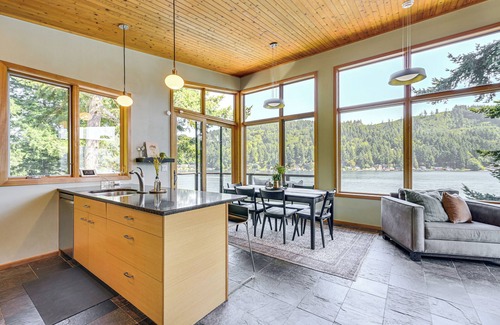 Olympia Casa | Modern Summit Lake Escape - Spacious Deck w/ View!