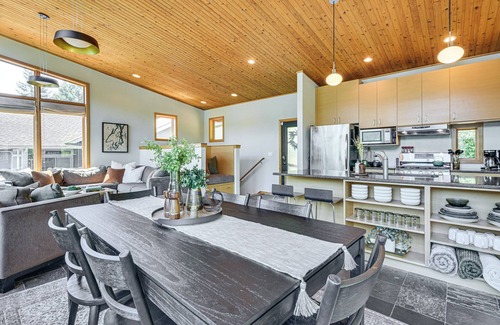 Olympia Casa | Modern Summit Lake Escape - Spacious Deck w/ View!
