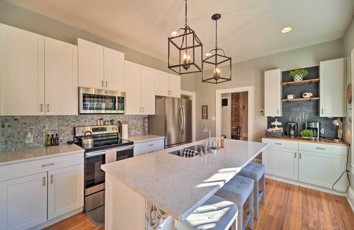 Jefferson City Casa | Modern, Sun-Lit Retreat w/ Fire Pit & Yard!