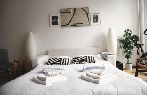 Dommeldange Apartamento | Modern & Sunny 1BR Apartment with swimming pool