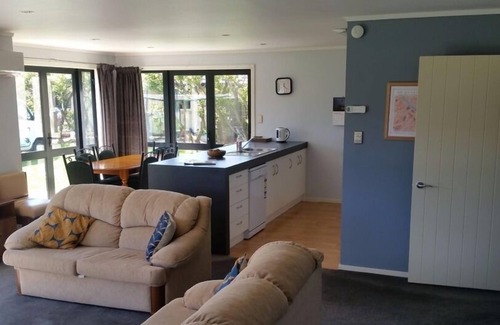 Lowburn Casa | Moderno, casa soleada, cercano al lago, gran sección también