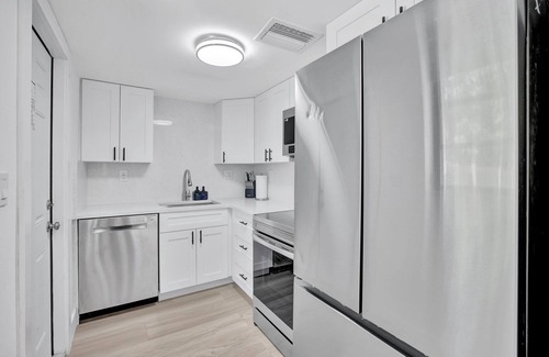 Tarpon River Casa | Modern Sunny Retreat, Close to Downtown