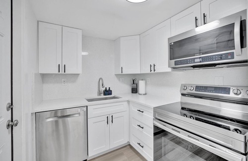 Tarpon River Casa | Modern Sunny Retreat, Close to Downtown