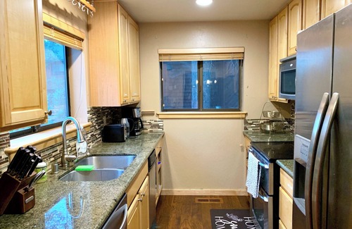 Ponderosa Palisades Casa | Modern Tahoe cabin: A/C, hot tub, ping pong, EV charger, family friendly