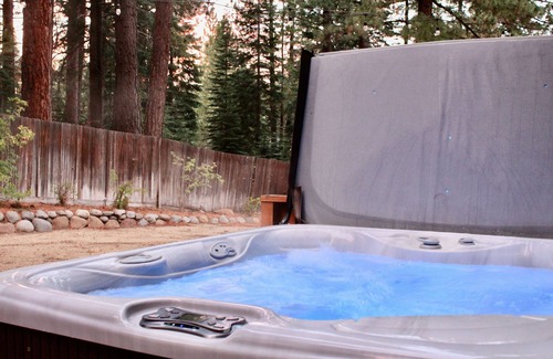 Ponderosa Palisades Casa | Modern Tahoe cabin: A/C, hot tub, ping pong, EV charger, family friendly