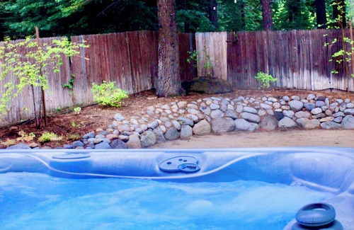 Ponderosa Palisades Casa | Modern Tahoe cabin: A/C, hot tub, ping pong, EV charger, family friendly