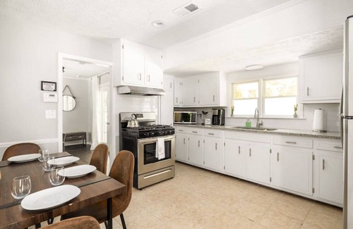 Mountain Brooke Casa | Modern Tech-Savvy Retreat with Stylish Tiny House
