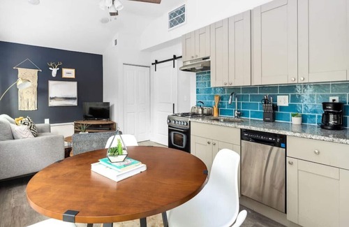 Mountain Brooke Casa | Modern Tech-Savvy Retreat with Stylish Tiny House