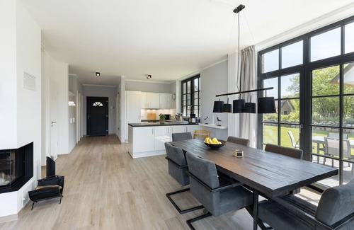 Hohenkirchen Casa | Modern thatched roof house "Haus Strandperle" with fireplace and sauna near the beach