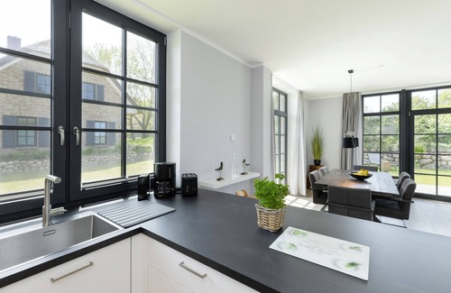 Hohenkirchen Casa | Modern thatched roof house "Haus Strandperle" with fireplace and sauna near the beach