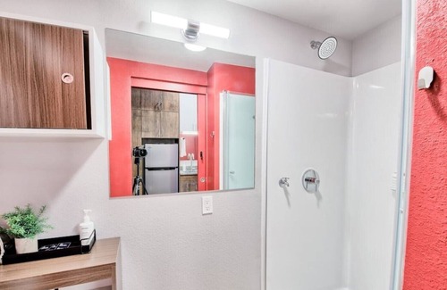 Old North Columbus Casa | ⭐Modern Tiny Studio 🌃 Free Parking, Hot Tub, Fitness Center, TV, WiFi, & More!