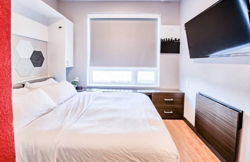 Old North Columbus Casa | ⭐Modern Tiny Studio 🌃 Free Parking, Hot Tub, Fitness Center, TV, WiFi, & More!
