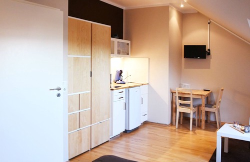 Langenfeld Apartamento | Ático moderno con cocina y baño privado.