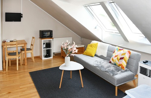 Langenfeld Apartamento | Ático moderno con cocina y baño privado.
