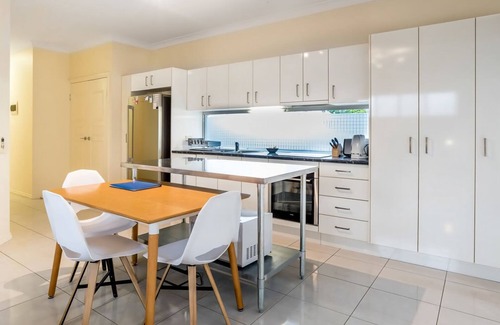 Ashgrove Apartamento | Modern Top Floor 2BR With Private Deck