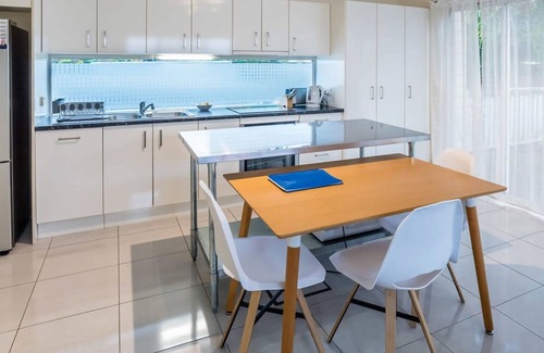 Ashgrove Apartamento | Modern Top Floor 2BR With Private Deck