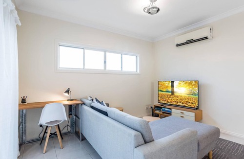 Ashgrove Apartamento | Modern Top Floor 2BR With Private Deck