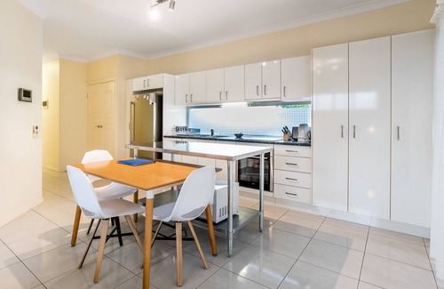 Ashgrove Apartamento | Modern Top Floor 2BR With Private Deck