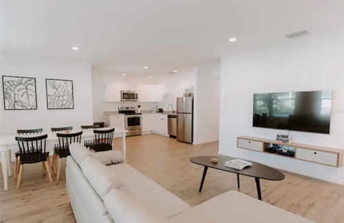 Village of the Arts Apartamento | Modern Top Floor Rental Unit near Anna Maria Island