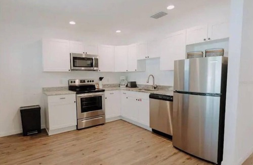 Village of the Arts Apartamento | Modern Top Floor Rental Unit near Anna Maria Island