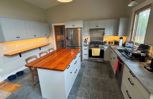 Morrisville Casa | Modern Top of the Hill 2-bedroom house in Morristown, 10 Min drive to Stowe