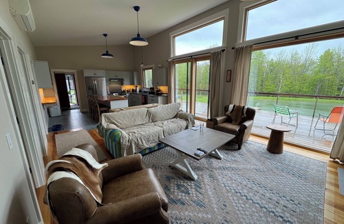 Morrisville Casa | Modern Top of the Hill 2-bedroom house in Morristown, 10 Min drive to Stowe
