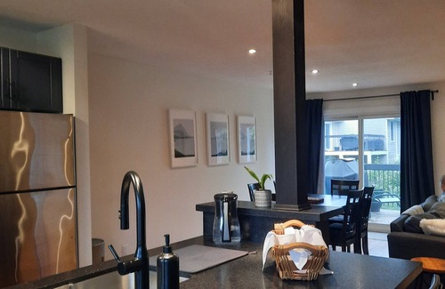 Thornbury Casa | Modern Tornbury townhouse walk to everything, seasonal rental available