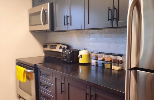 Thornbury Casa | Modern Tornbury townhouse walk to everything, seasonal rental available