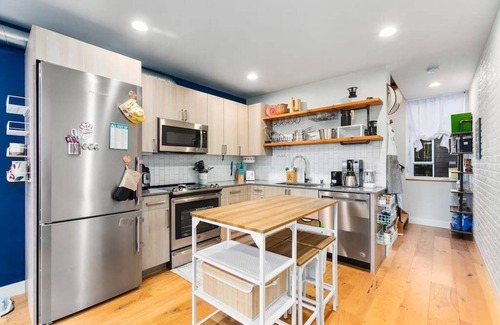 West Woodland Casa | Modern Townhome in Ideal Ballard location.