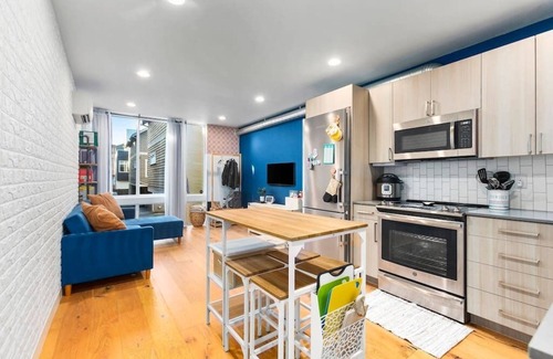 West Woodland Casa | Modern Townhome in Ideal Ballard location.