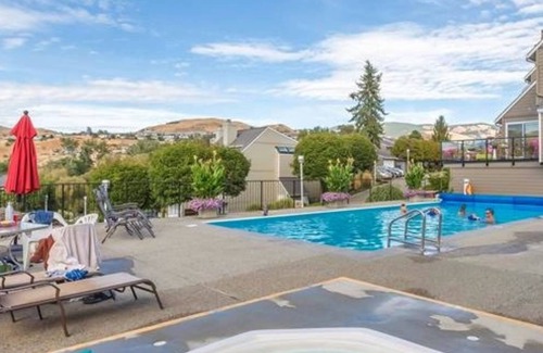 Vernon Casa | Modern Townhome on Kalamalka Lake, Private Boat Moorage.