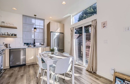 East Queen Anne Casa | Modern Townhome, Private Balcony, Waterfront Views