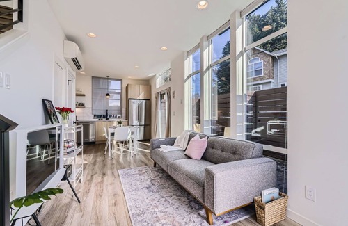 East Queen Anne Casa | Modern Townhome, Private Balcony, Waterfront Views
