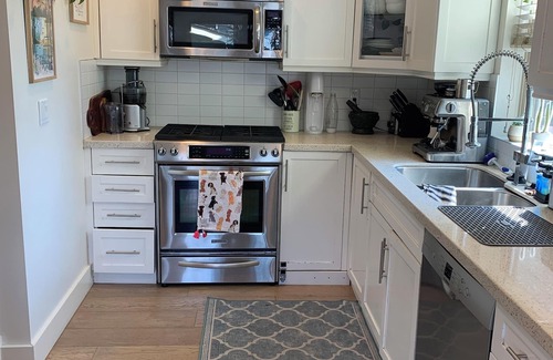 Grandview-Woodland Casa | Modern townhome sleeps 6 with backyard, 10 min from downtown in desirable area