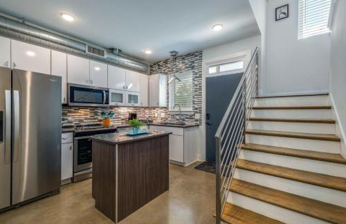 Cleveland Park Casa | Modern Townhome, w/Downtown Views, Rooftop Deck only 6min to Broadway