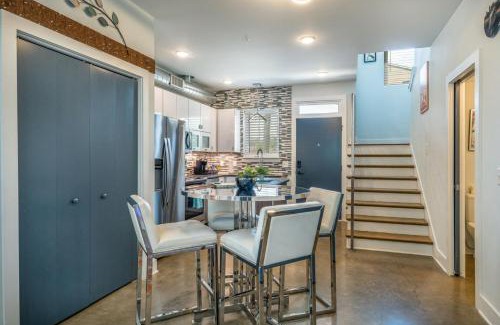 Cleveland Park Casa | Modern Townhome, w/Downtown Views, Rooftop Deck only 6min to Broadway