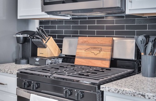 Black River Casa | Modern townhome w/ Office Near Downtown Angier