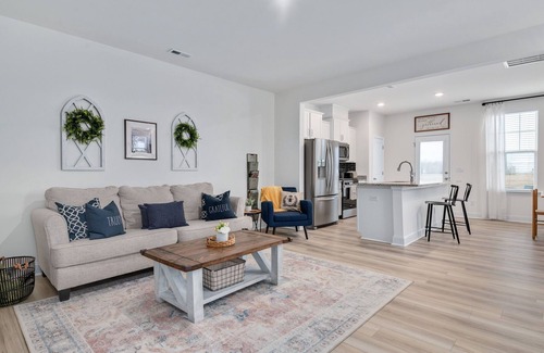 Black River Casa | Modern townhome w/ Office Near Downtown Angier