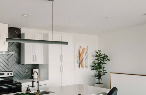 Des Moines Casa | Modern Townhome with Skyline Views, Heated Balcony & Curated Art in Downtown DSM