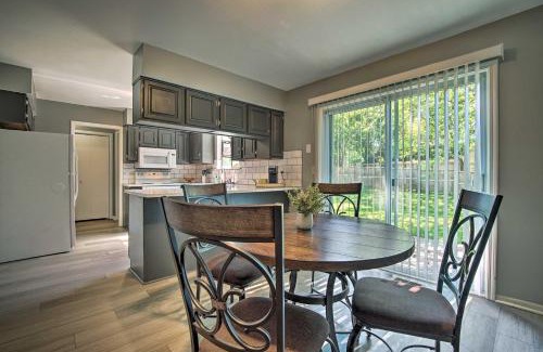 Overland Park Casa | Modern Townhome with Fireplace Near Stoll Park