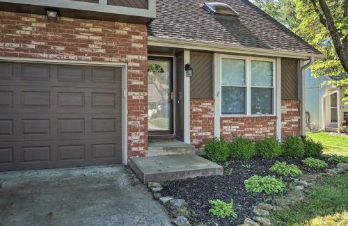 Overland Park Casa | Modern Townhome with Fireplace Near Stoll Park