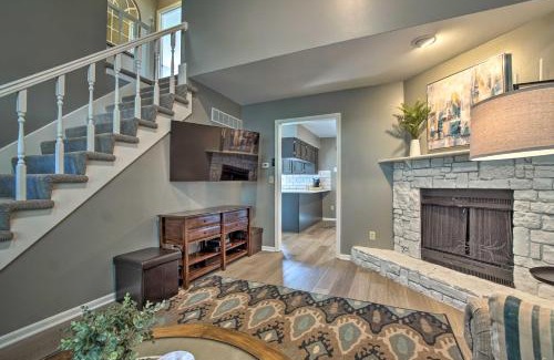 Overland Park Casa | Modern Townhome with Fireplace Near Stoll Park