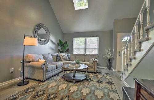 Overland Park Casa | Modern Townhome with Fireplace Near Stoll Park