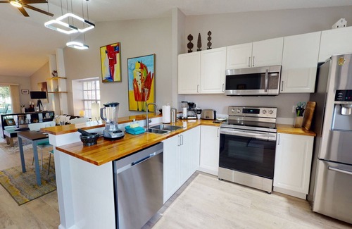 Capri Isle Condominio | Modern Townhouse Easy Walking Distance to the Sand. Large Private Rec Room. Pool. Great Location.