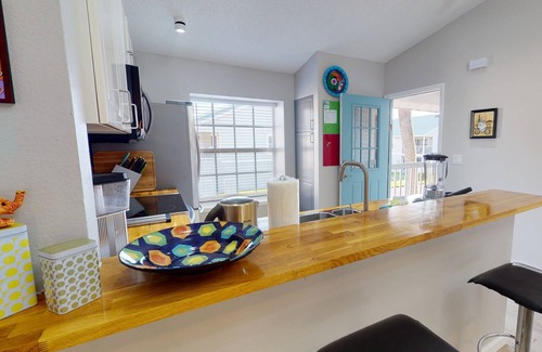 Capri Isle Condominio | Modern Townhouse Easy Walking Distance to the Sand. Large Private Rec Room. Pool. Great Location.